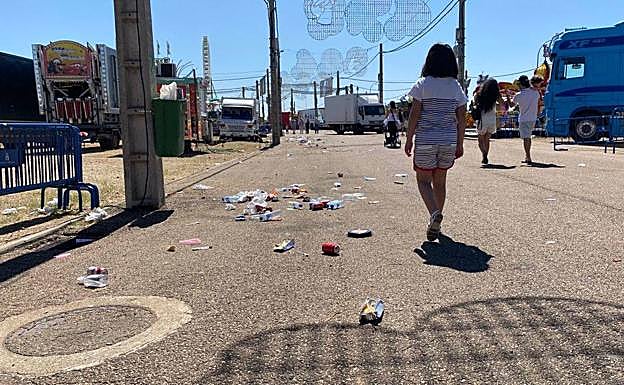 No se ha realizado limpieza este domingo en el ferial y los caminos están llenos de basuras. 