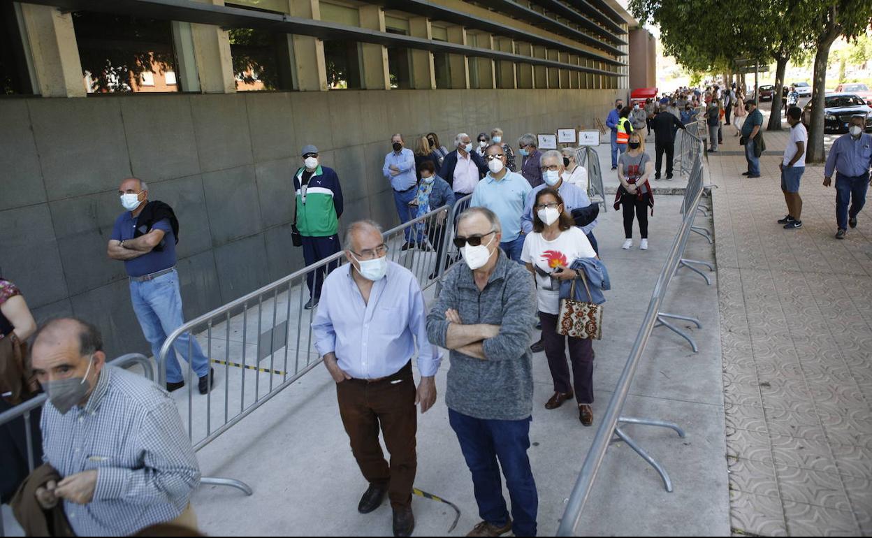 Mayores de 60 años haciendo cola en mayo en el Palacio de Congresos de Cáceres para vacunarse de la primera dosis.