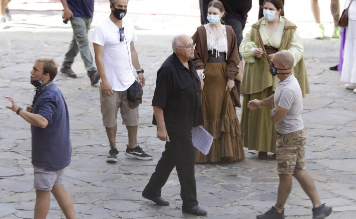 José Luis Moreno en la Plaza de Santa María durante el rodaje en Cáceres. 