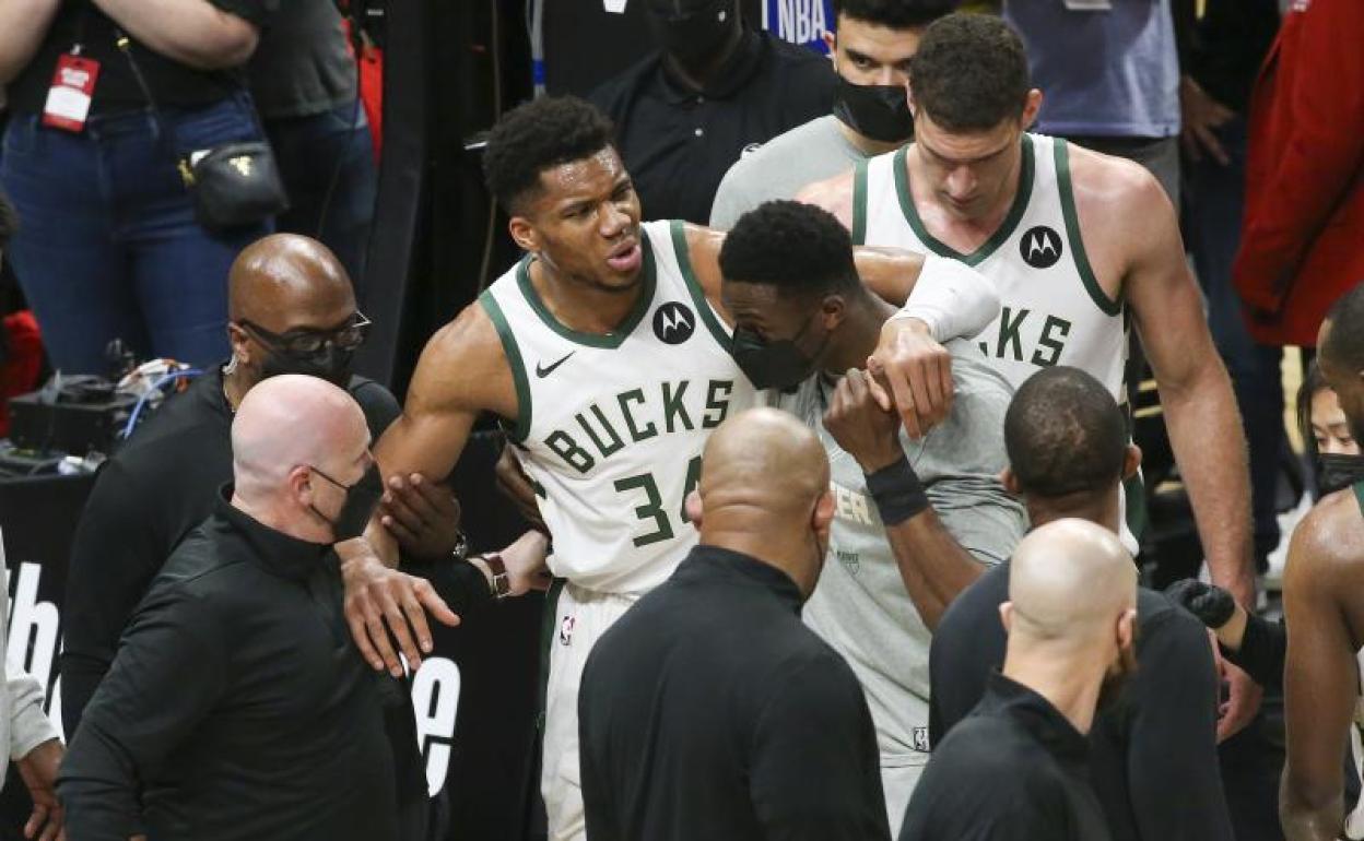 Antetokounmpo se marcha lesionado durante el partido.