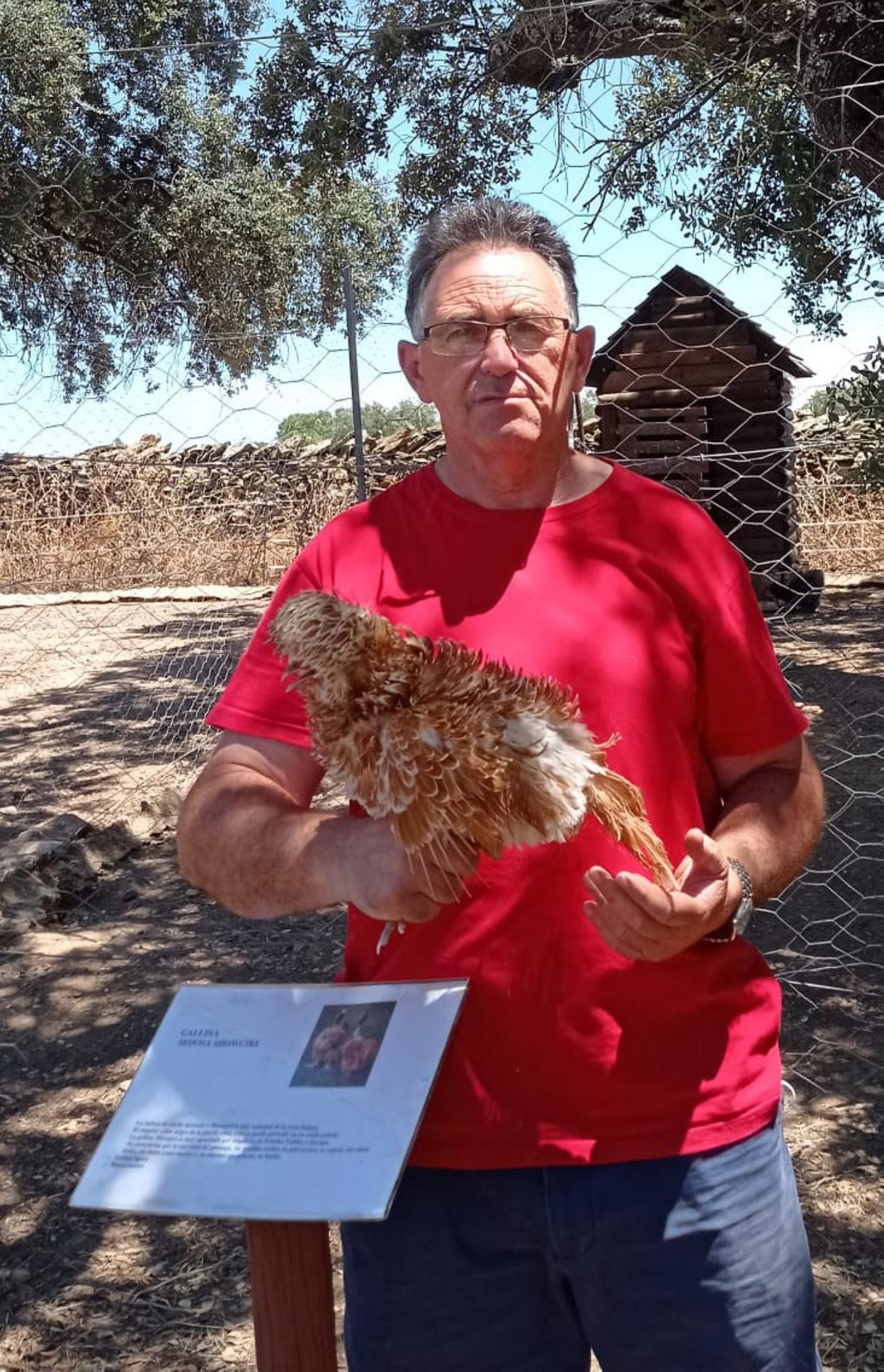 Isidro Miguel con uno de los ejemplares en 'Las Encinillas'. 