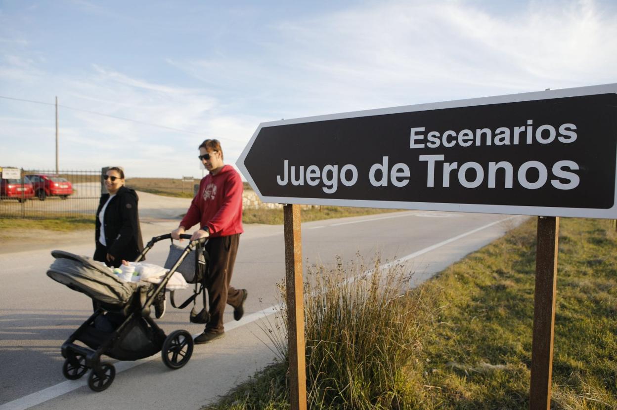 Una de las señales que indican la ruta por los escenarios naturales de Los Barruecos donde se filmó la gran batalla de 'Juego de Tronos'. 