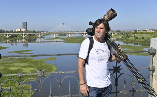 Joaquín Mazón, con su cámara al hombro, en el Puente de Palmas. 