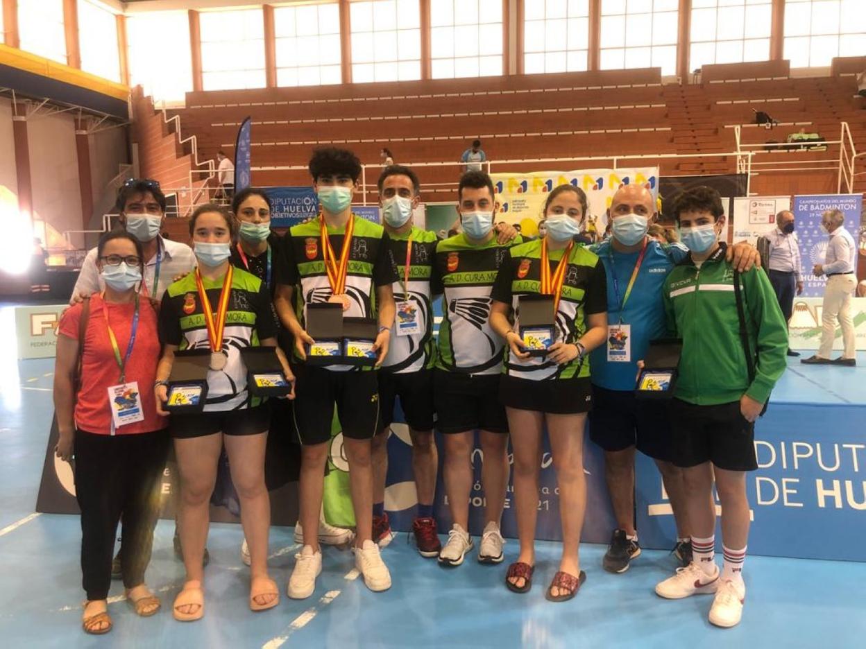 Equipo de la AD Cura Mora, con las medallas. 