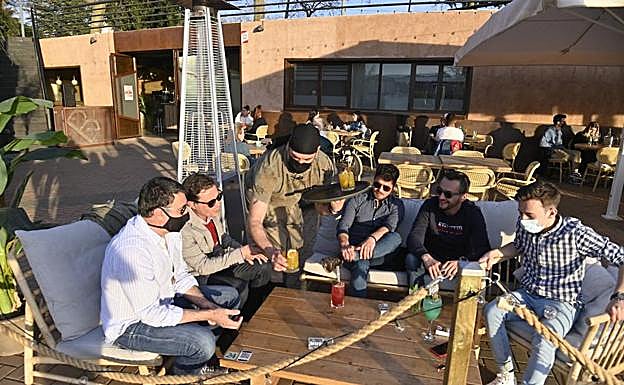 Incidencia, presión hospitalaria y gravedad de los casos marcarán las posibles restricciones