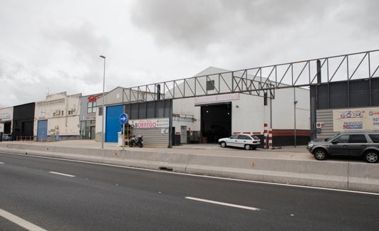Los camiones salen marcha atrás de negocios como Grúas Borrego. 