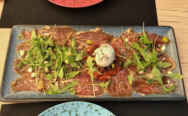 Carpaccio de presa con helado de menta.