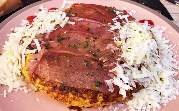 Tortilla de patata y calabaza con atún rojo y grana padano por encima.