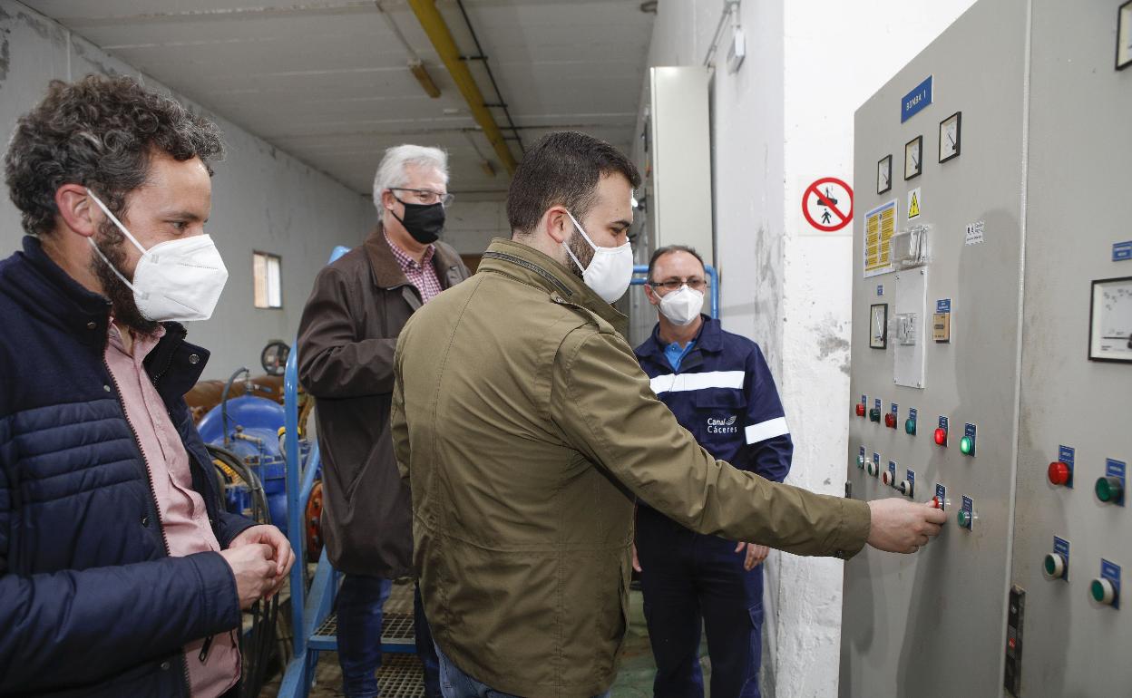 El alcalde y el concejal de Infraestructuras con el delegado de Canal en las obras de bombeo del Almonte. 