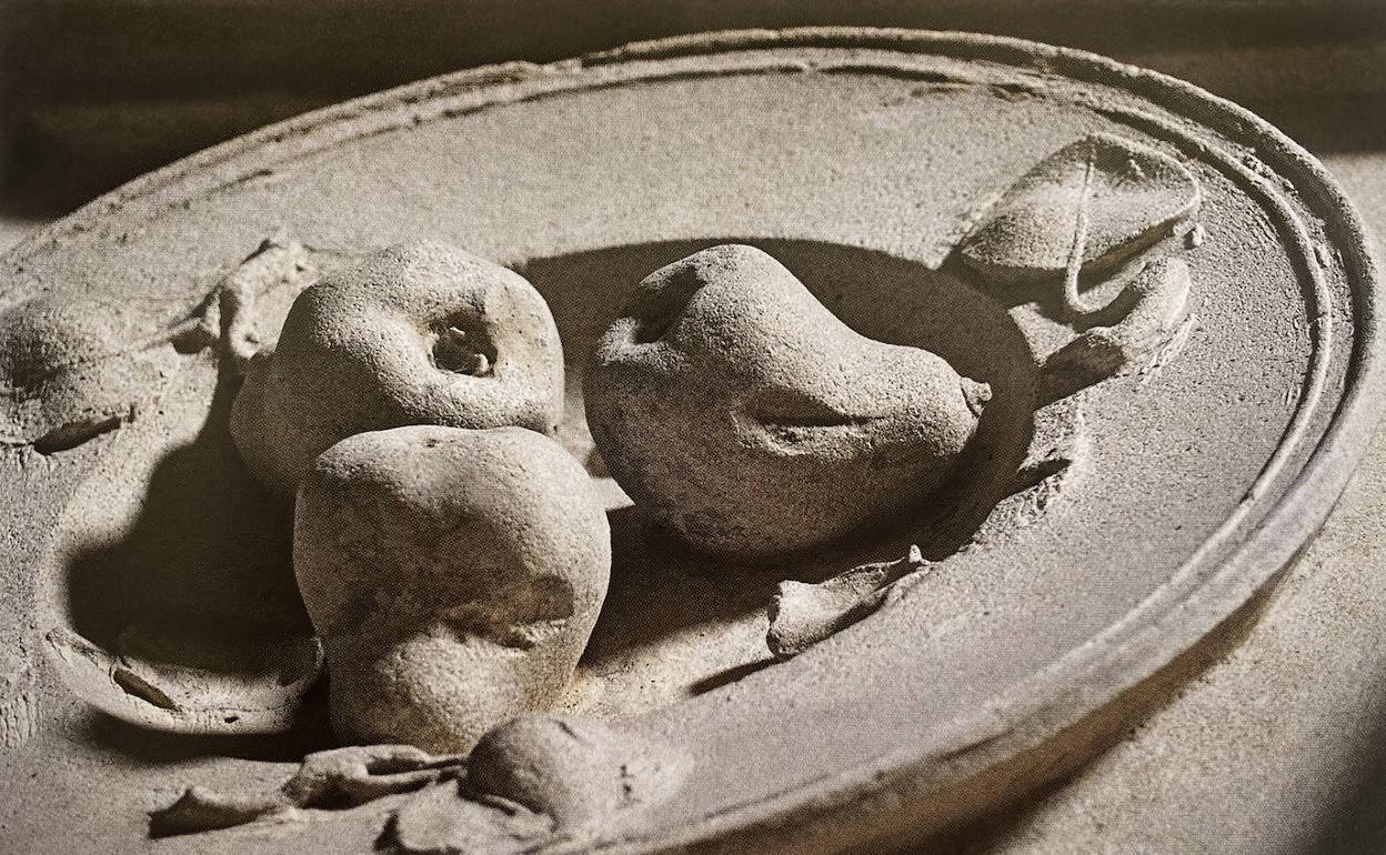 Detalle de un plato de peras en el arco de la sacristía de la Catedral de Sevilla