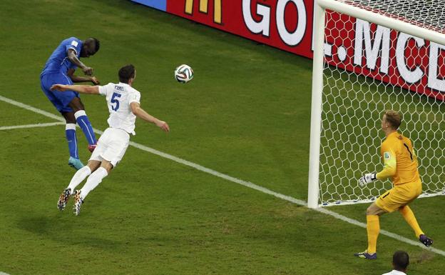 Mario Balotelli marca de cabeza el gol del triunfo de Italia ante Inglaterra en Manaos. 