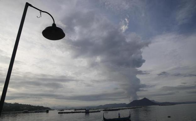 El humo se eleva desde el volcán Taal, en Filipinas 