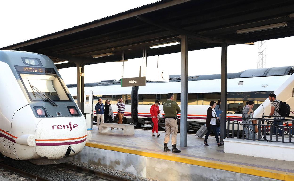 Tren de Media Distancia en la estación.