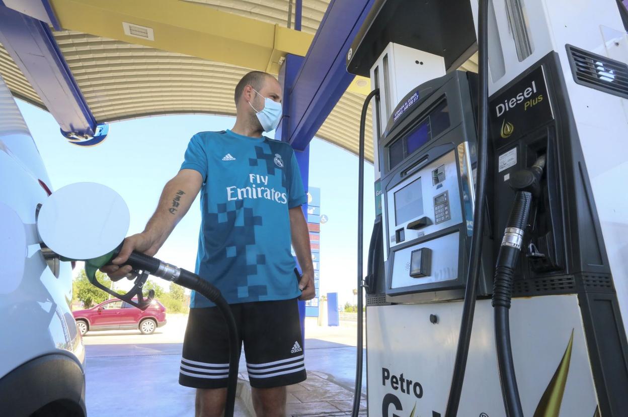 Un cliente reposta en una gasolinera automática de Mérida. 