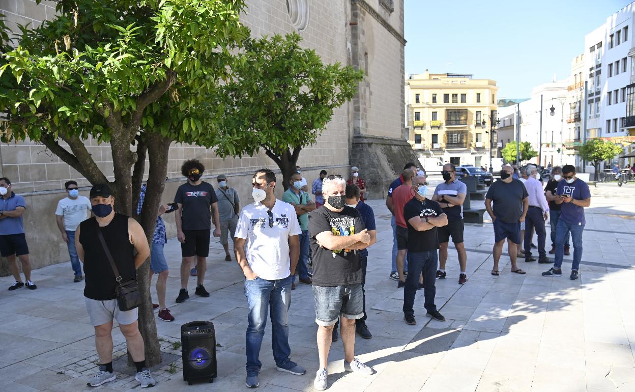 Policías y bomberos protestan por la subida del superintendente ante el Ayuntamiento.