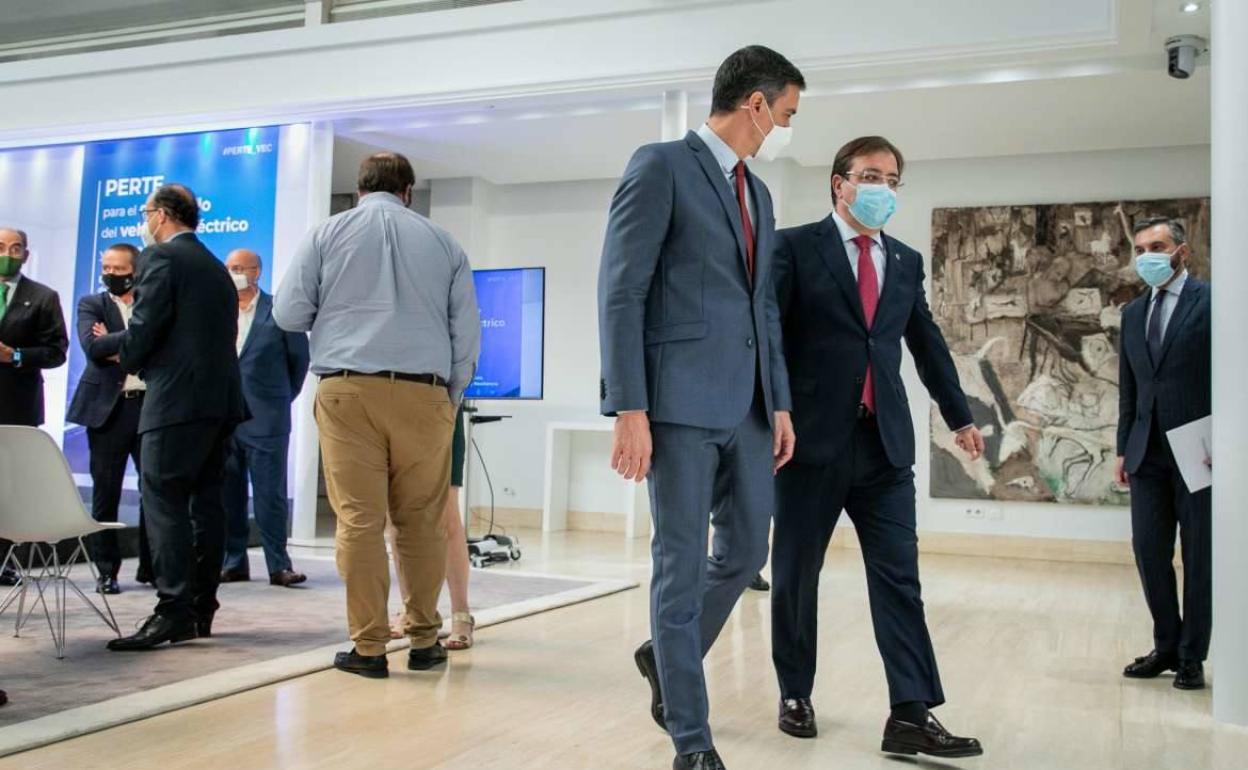 Fernández Vara este lunes en la Moncloa con el presidente del Gobierno, Pedro Sánchez. 