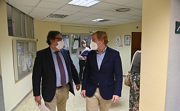 Vergeles pide a los jóvenes de Badajoz que se pongan la mascarilla pero descarta nuevas restricciones