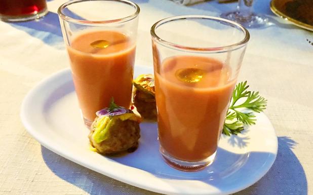 Aperitivo de gazpacho de frutas y albóndiga de cordero.