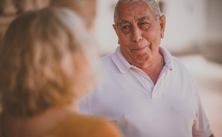 José Antillano charla con Cati López en El Carrascalejo. Es su alcalde desde 1991. 