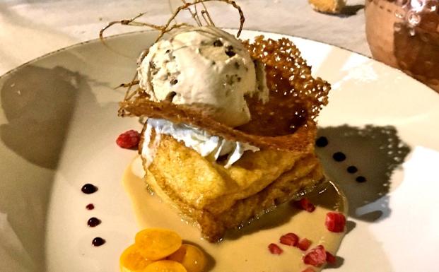 Torrija con helado de canela.