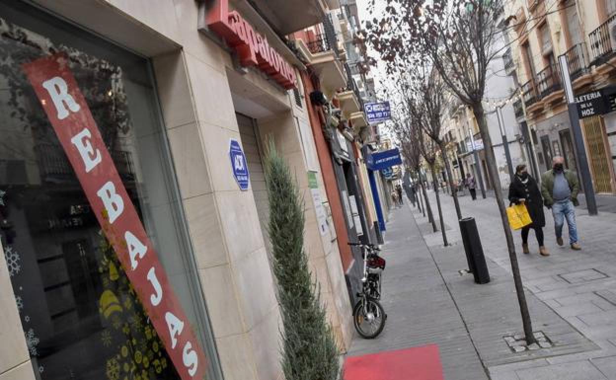 Comercios cerrados en la calle Menacho de Badajoz.