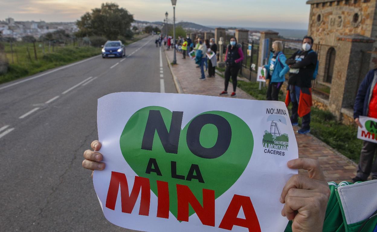 Cadena humana contra la mina de litio en Cáceres. 