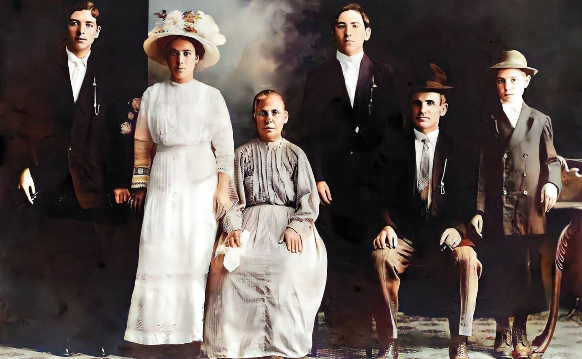 Modesto Cáceres Paniagua, de Guijo de Coria (Cáceres), y su familia un mes después de llegar a Hawái 