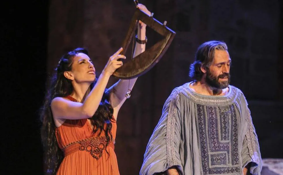 Paula Iwasaki, en el papel de Hipatia, junto a Alberto Jiménez (Teón), en el Teatro Romano de Mérida. 