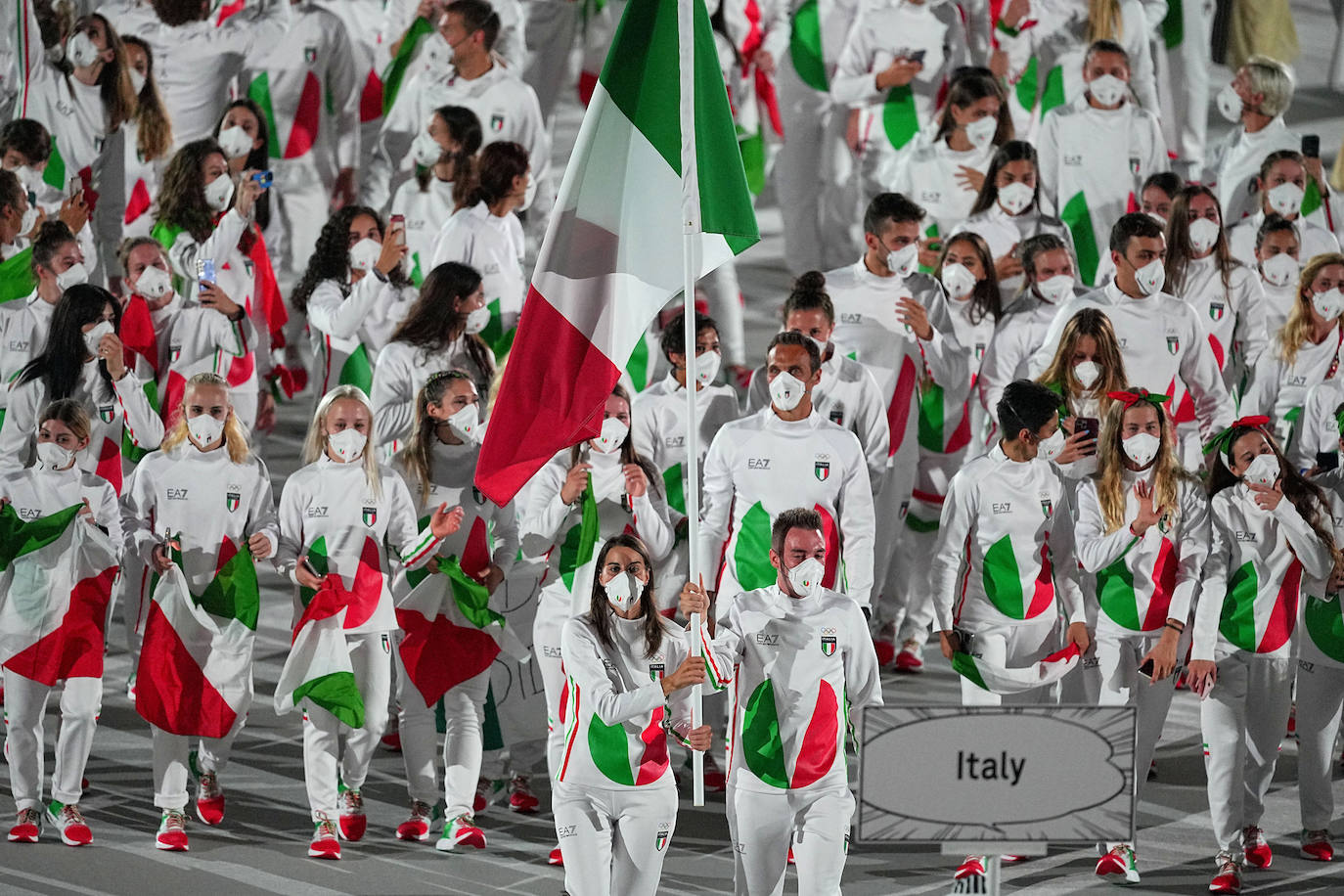 Jessica Rossi y Elia Viviani de Italia, llevan su bandera nacional durante la ceremonia de inauguración de los Juegos Olímpicos de Tokio 2020.