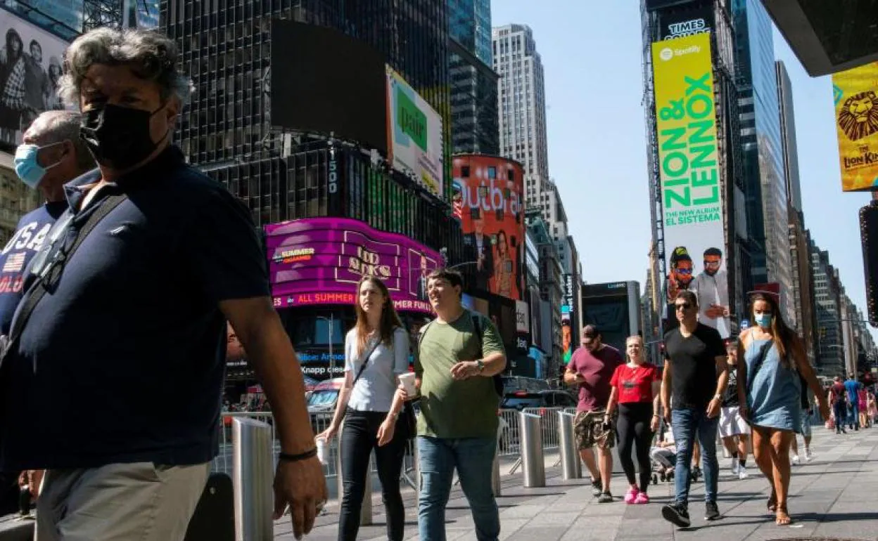 El uso de las mascarillas es ya escaso en la plaza Times Square de Nueva York. 
