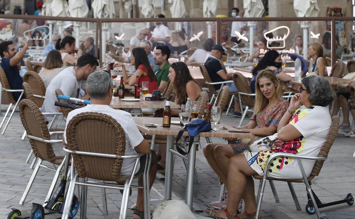 Clientes en una terraza de la Plaza Mayor de Cáceres. El sector servicios es el más activo. 