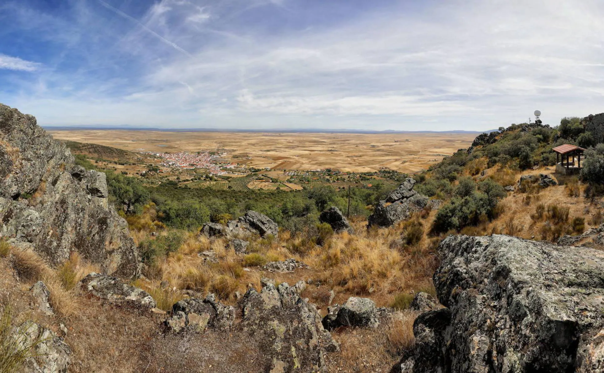 Vista del risco de Sierra de Fuentes y los Llanos de Cáceres, zona con protección medioambiental. 