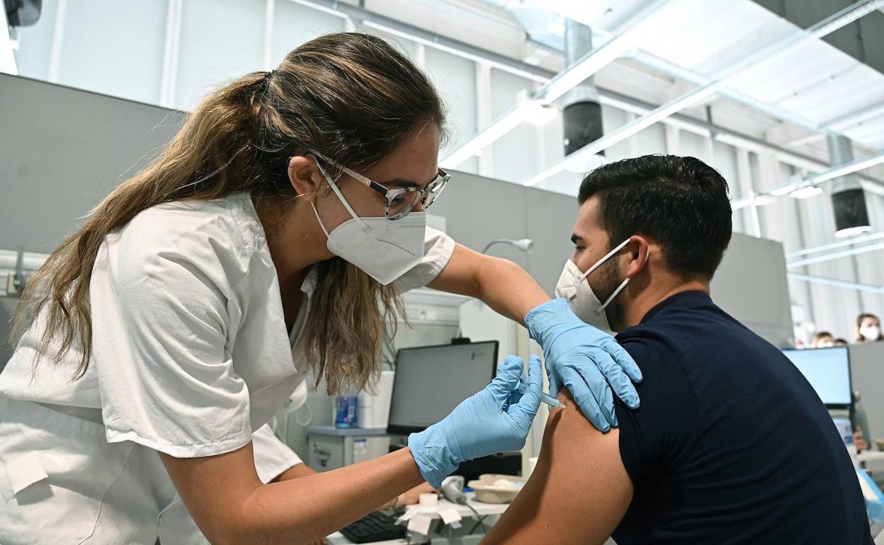 Vacunas contra la covid: El área de Mérida pone en marcha el sistema de autocitas y se agotan en una hora