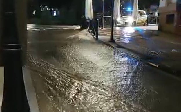 Aspecto que presentaba la calle, convertida en riada.