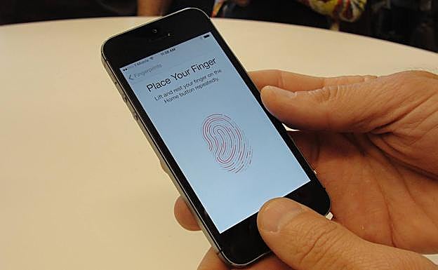 Un usuario usa el sistema de desbloqueo por huella dactilar