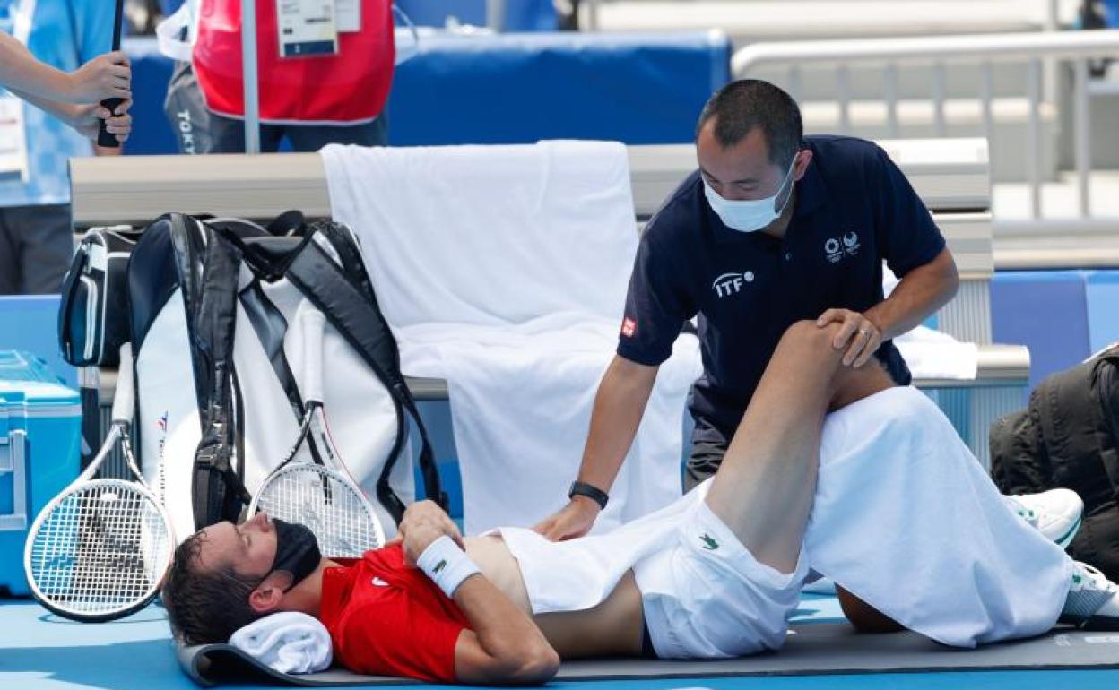 Danil Medvedev, atendido por el médico. 