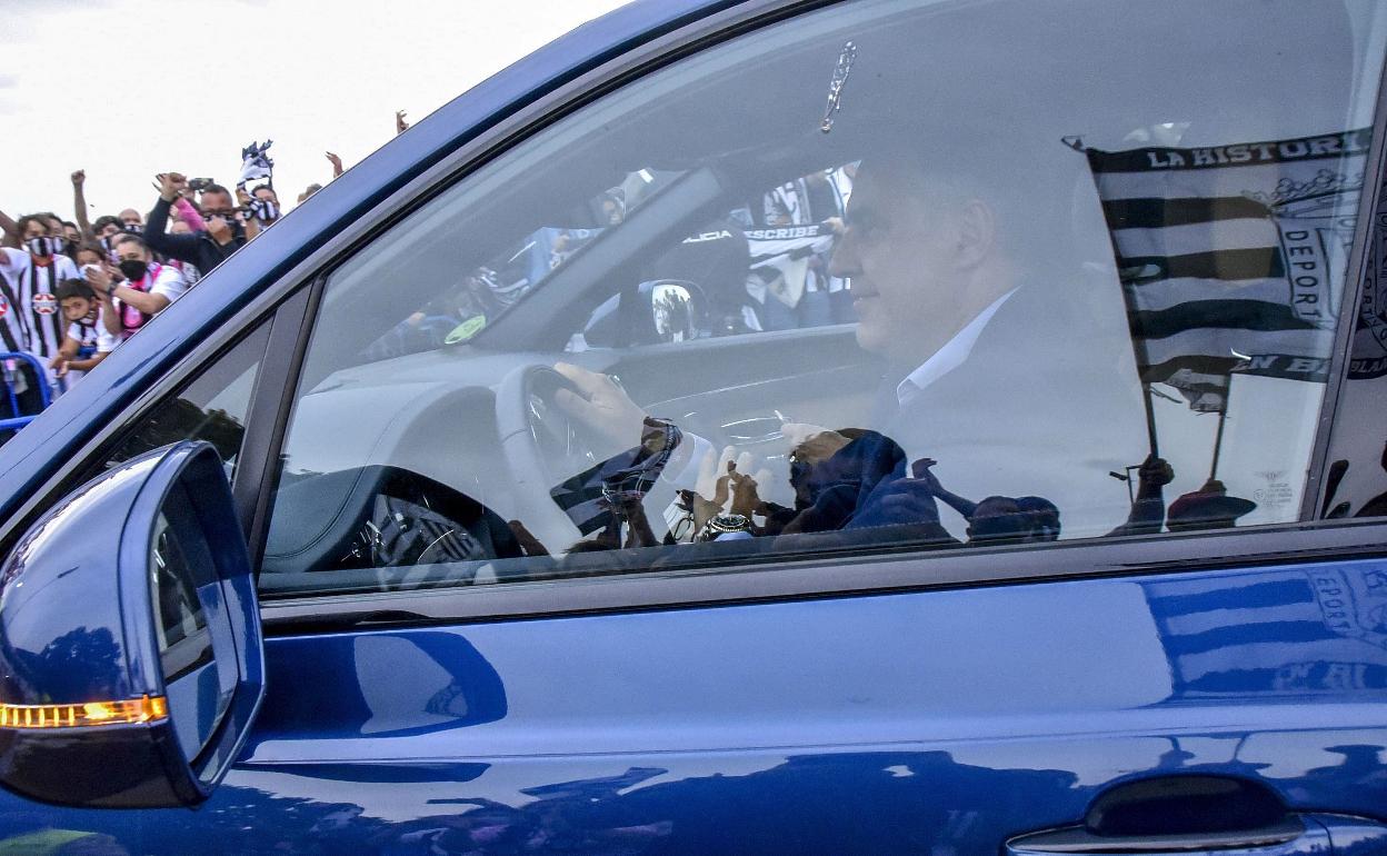 Joaquín Parra entra en un Bentley en el partido en el que el CD Badajoz se jugó el ascenso. / C. M.