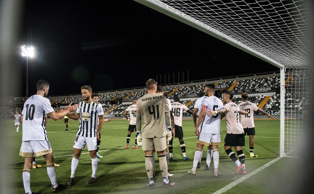 Los jugadores del Badajoz se muestran preocupados por la situación. 