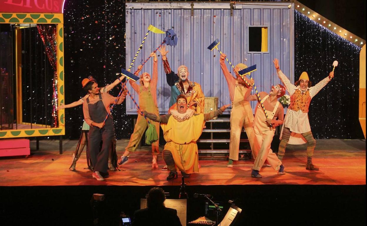 El 'Golfus de Roma' dirigido por Daniel Anglès pretender ser una actualización de la comedia musical de los años 60 del siglo pasado. 