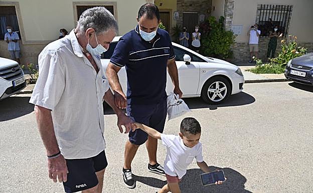 Carlos tira de la mano de su abuelo, nada más llegar este a Balboa tras estar nueve meses hospitalizado. 
