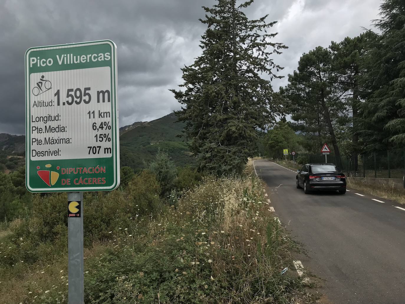 El cruce está frente a la ermita del humilladero. 