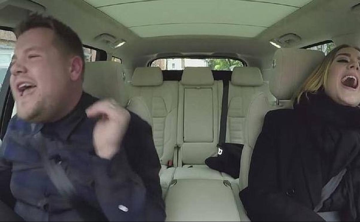 El placer de cantar a todo volumen mientras conduces