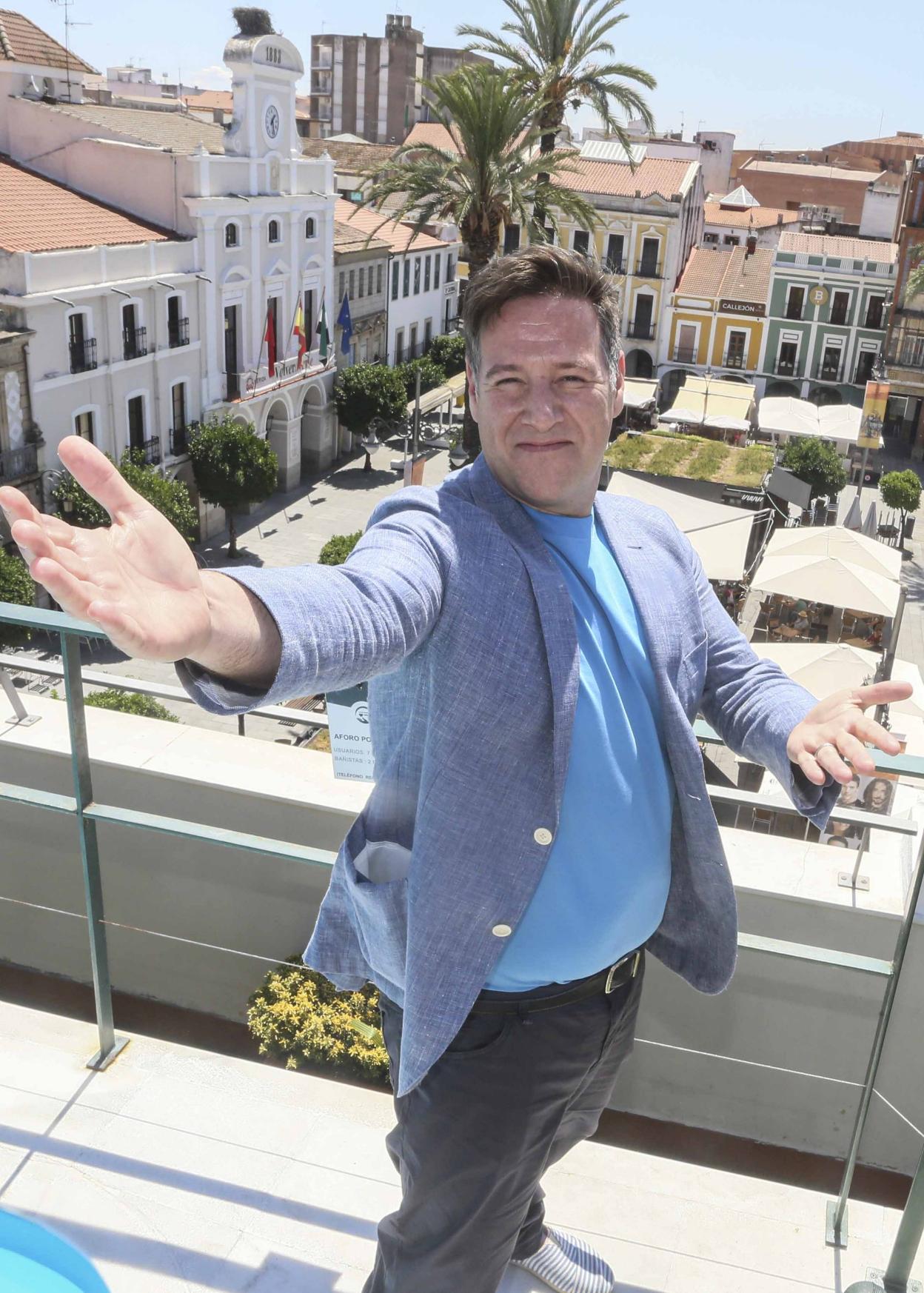 Carlos Latre en la terraza del hotel Mérida Palace junto a la plaza de España. 