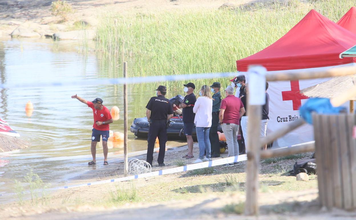 Un efectivo de Cruz Roja señala un punto del embalse de Proserpina.