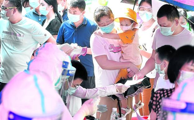 Uno de los centros de cribado masivo de coronavirus en Wuhan (China).