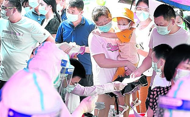 Uno de los centros de cribado masivo de coronavirus en Wuhan (China).