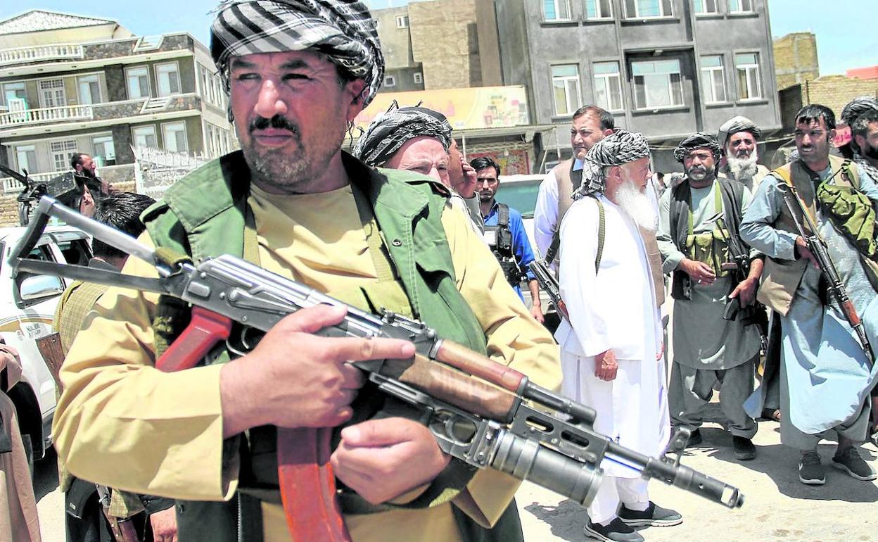 Cientos de vecinos abandonan sus casas en Herat debido a los enfrentamientos entre las fuerzas afganas y los talibanes en los suburbios.