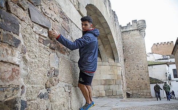 Alberto Ginés, con 18 años, en el arco de la Estrella de Cáceres.