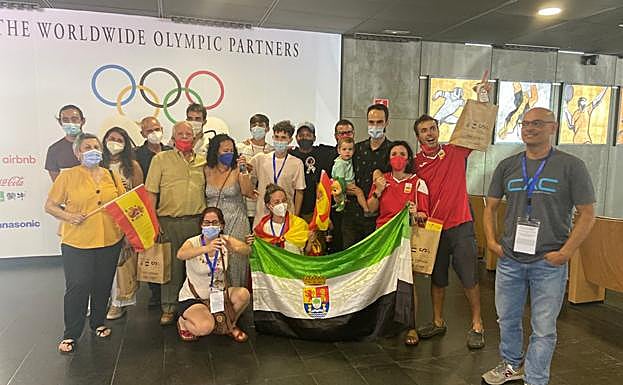Familiares y amigos de Ginés en la sede de Madrid del Comité Olímpico. A la derecha, su padre. 