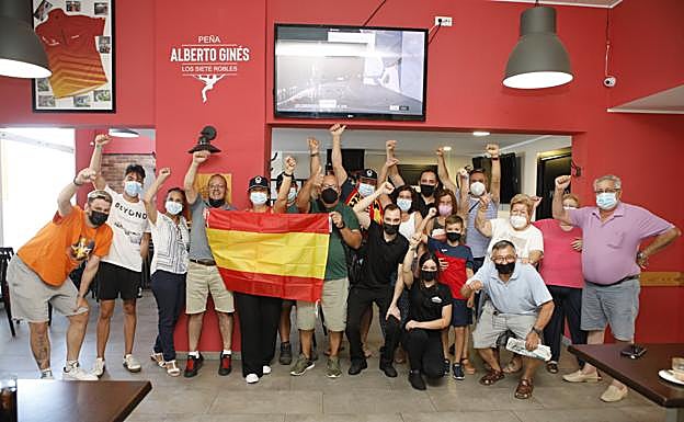 Un nutrido grupo de amigos del joven deportista extremeño sigue por televisión la histórica cita. 